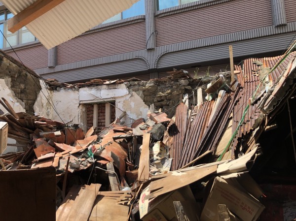 違建遇豪雨坍塌成危建，居民紛紛求助民代和區公所。（記者黃良傑翻攝）