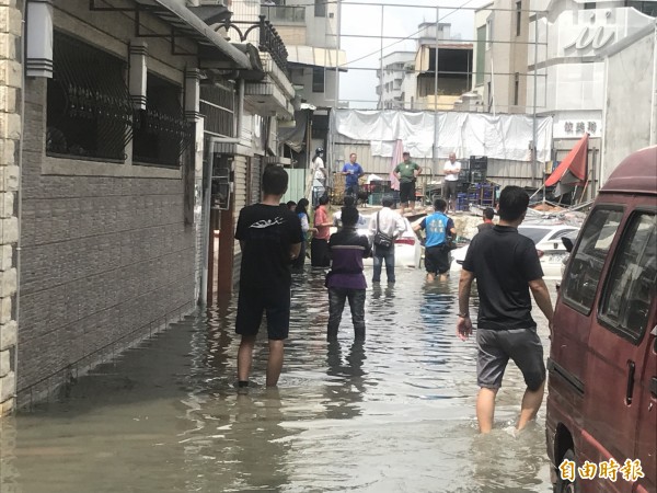 一場小雨讓永康中華路巷內民眾淹大水。（記者萬于甄攝）