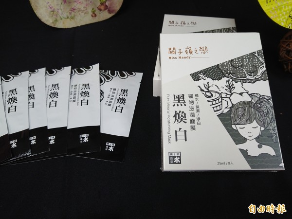 關子嶺溫泉美食節推出週邊各項特色商品。（記者洪瑞琴攝）