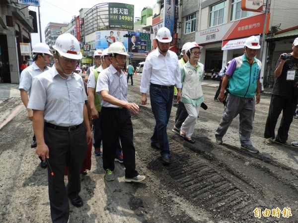 高雄市代理市長許立明（中）視察草衙二路的道路刨鋪工程。（記者葛祐豪攝）