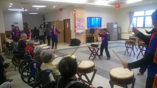 愛兒、勇者太鼓團前進安養院和長者互動。（記者陳心瑜翻攝）