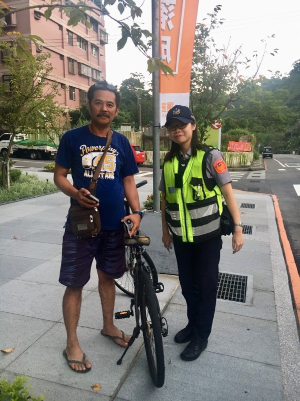 熱心的女警陳怡潔將迷路的RAMOS送抵目的地。（記者吳昇儒翻攝）