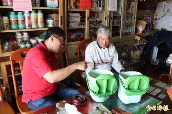 推動綠能經濟，中市府將免費發送住戶「綠圓寶」生廚餘回收桶。（記者黃鐘山攝）