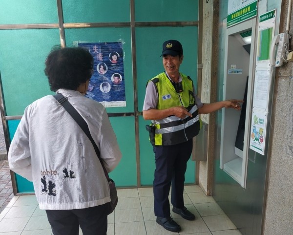 金沙警方對民眾宣導ATM務必小心使用。圖中婦人與新聞人物無關。(金沙分駐所提供)