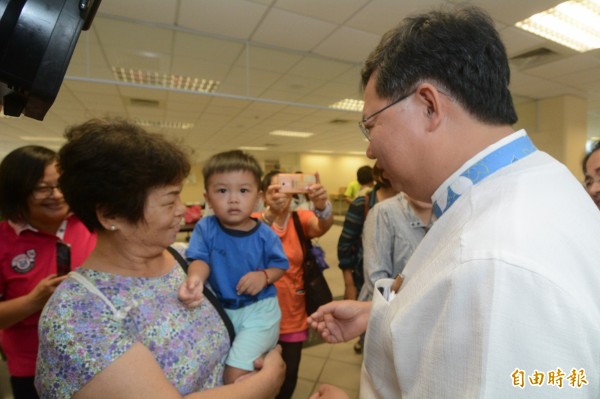 桃園市長鄭文燦向大園鄉親說明非營利幼兒園的狀況。（記者謝武雄攝）