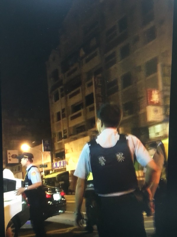 卡拉OK裡酒客喝茫互看不順，今晨3時40分許發生鬥毆事件，林姓、王姓男子全掛彩，警方快打部隊趕到控制全場，林男傷勢較重送醫。（記者黃良傑翻攝）