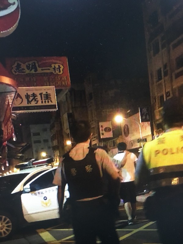 卡拉OK裡酒客喝茫互看不順，今晨3時40分許發生鬥毆事件，林姓、王姓男子全掛彩，警方快打部隊趕到控制全場，林男傷勢較重送醫。（記者黃良傑翻攝）