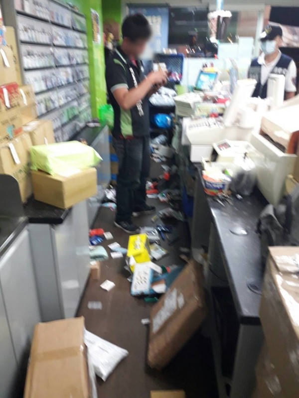 超商櫃台被砸貨品散落一地。（記者蔡清華翻攝）