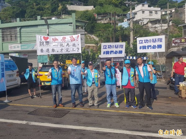 國民黨基隆市長參選人謝立功（左二）、國民黨基隆市議員參選人莊敬聖（左三）站在基隆中華路郵局前，向市民請託尋求支持。（記者俞肇福攝）