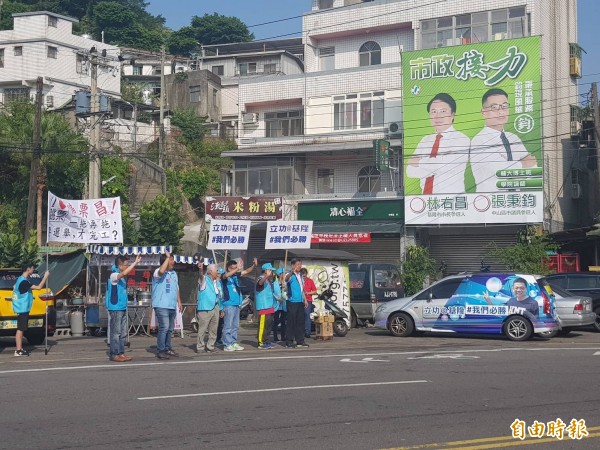 國民黨基隆市長參選人謝立功（左二）、國民黨基隆市議員參選人莊敬聖（左三）昨天站在基隆中華路郵局前，向選民請託；謝立功痛批市長林右昌是「唬爛昌」、「騙票昌」。（記者俞肇福攝）