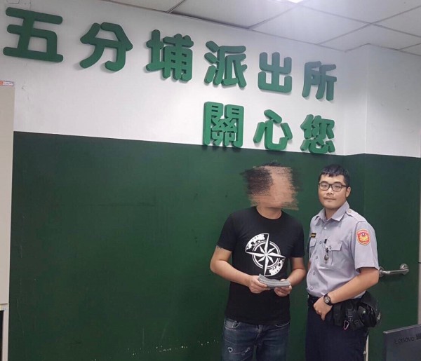 警方將20萬元歸還給火鍋店老闆。（記者邱俊福翻攝）