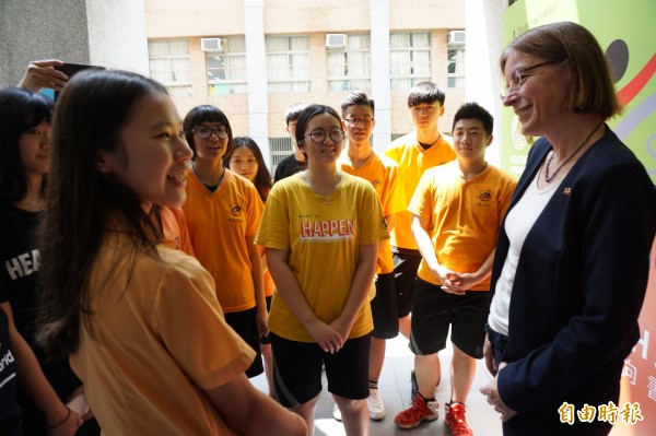 惠文高中德文班學生與德國在台協會副處長施碧娜交流。（記者蔡淑媛攝）