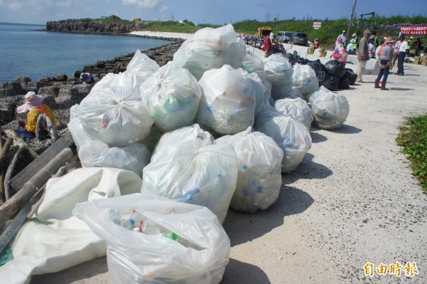 白沙岐頭主場淨灘，海洋廢棄物垃圾堆積如山。（記者劉禹慶攝）