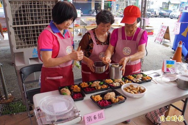 「繽紛百寶盒便當料理競賽」，參賽者發揮創意，將水果入菜。（記者詹士弘攝）