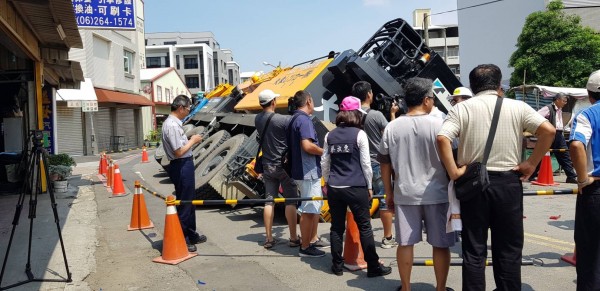 南區新興路、利南街口道路塌陷，卡車陷坑洞，市府強調主要原因是下方箱涵老舊所致，與豪雨無關。（記者洪瑞琴翻攝）