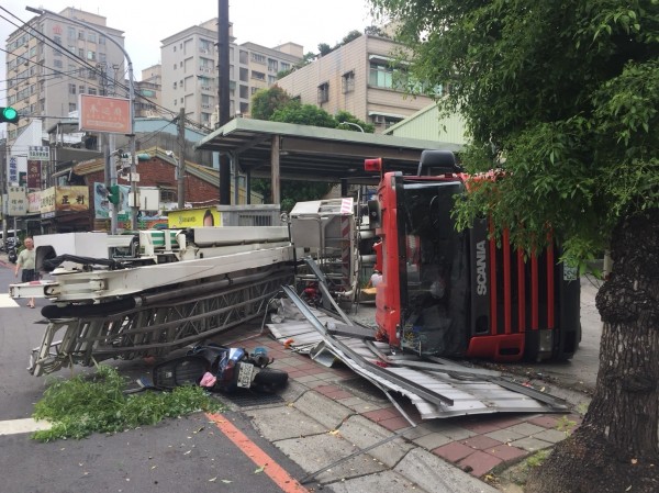 雲梯車翻覆現場。（記者王宣晴翻攝） 