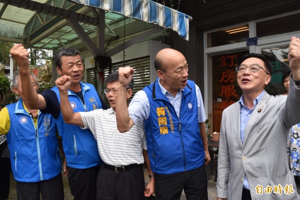 國民黨高雄市長參選人韓國瑜（右二）前往高雄六龜，與農民、溫泉業者搏感情。（記者蘇福男攝）