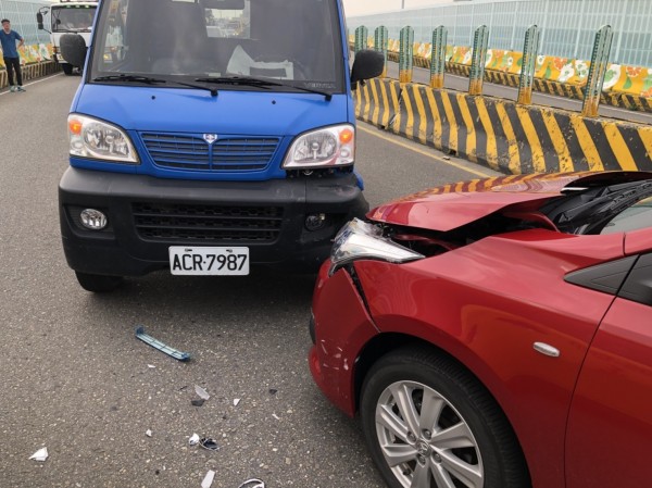 小轎車逆向上路橋，和小貨車正向對撞。（民眾提供）