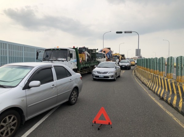 明德路橋因車輛對撞車禍，一度大塞車。（民眾提供）