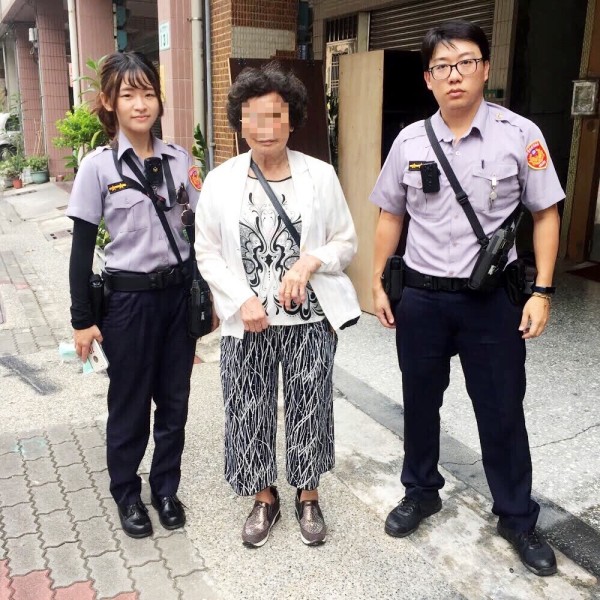 82歲阿嬤領了40萬元現金，員警以為她被詐苦口婆心勸說詢問，最後確定是為了付丈夫的醫療費用，還貼心的用巡邏車護送阿嬤回家。（記者黃良傑翻攝）