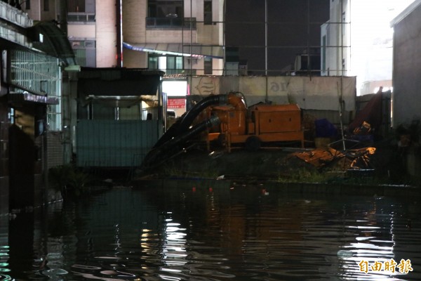 永康中華路才剛抽完積水，今晚雨勢一來，卻又再度淹水。（記者萬于甄攝）