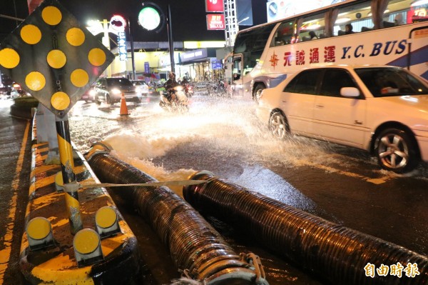 永康中華路積水已由市府抽水機組抽排完畢。（記者萬于甄攝）