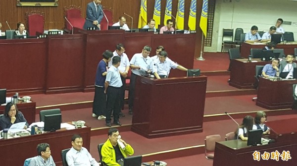 面對議員質問第一果菜批發市場改建方案的相關數據,官員們急忙翻閱資料。(記者楊心慧攝)
