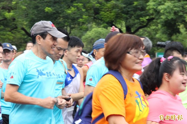 九三敬軍路跑活動於今天清晨6點在桃園市石門水庫舉行。（記者許倬勛攝）