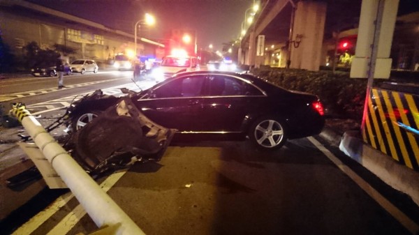 現場滿地狼藉，警方封閉車道。（記者張瑞楨翻攝）