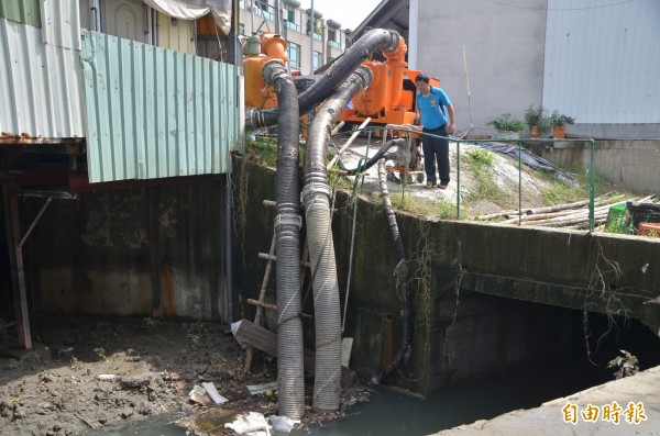 成功里長金冠宏巡查抽水機，瞭解運作狀況。（記者吳俊鋒攝）