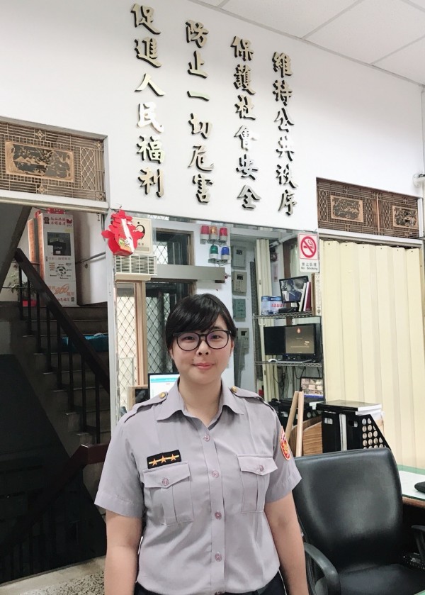 警員何佩錦根據范男是陸軍軍官退休的線索，向退輔會求助，終讓2人聯繫上，了卻郭翁多年來的心願。（記者邱俊福翻攝）