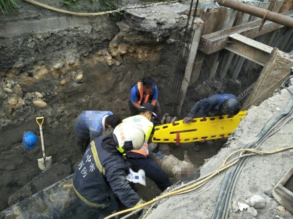 梧棲區臨港路與自強路口旁發生一起工安意外，工人1死1傷。（記者張軒哲翻攝）