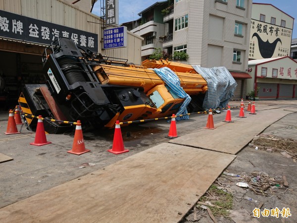 百頓吊車陷洞待救援，現場已鋪設鐵板待命。（記者洪瑞琴攝）