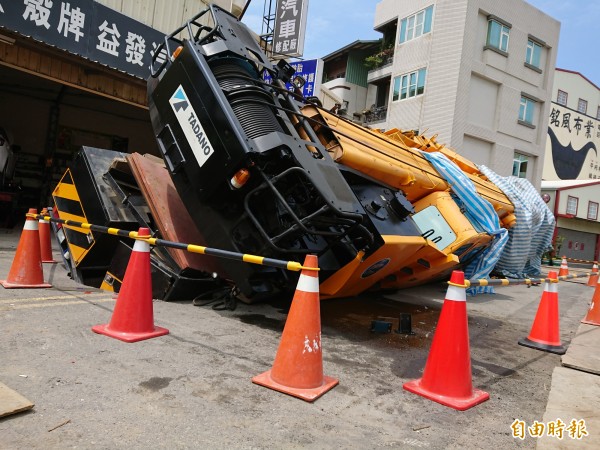 百頓吊車陷洞待救援，現場已鋪設鐵板待命。（記者洪瑞琴攝）