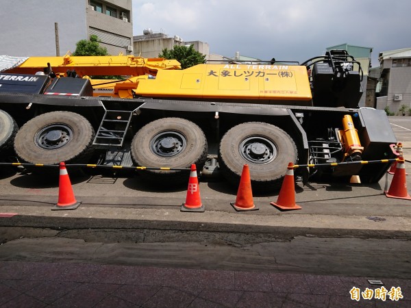 百頓吊車陷洞待救援，現場已鋪設鐵板待命。（記者洪瑞琴攝）