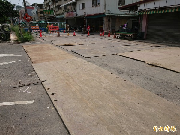 百頓吊車陷洞待救援，現場已鋪設鐵板待命。（記者洪瑞琴攝）