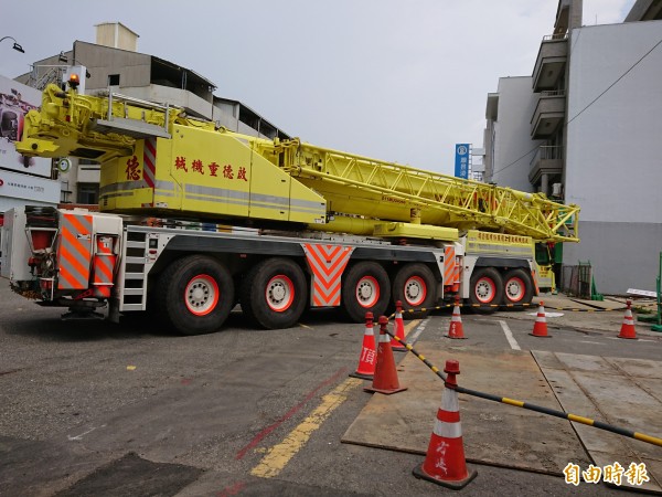 300噸大型車已在現場待命救援任務。（記者洪瑞琴攝）