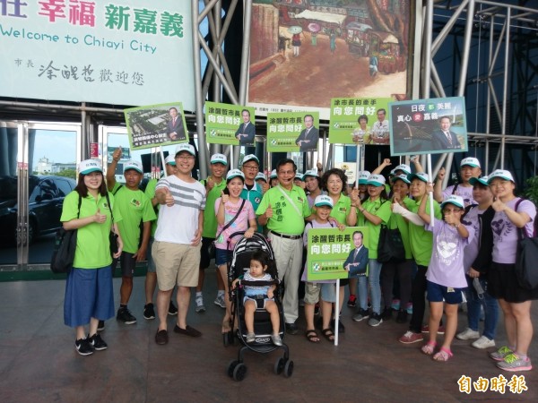 民進黨在嘉義市舉辦「百工百業挺改革大會師」，力挺嘉市長涂醒哲連任。圖為日前涂醒哲偕妻女街頭拜票。（記者王善嬿攝）