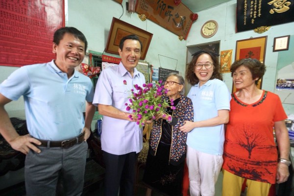 91歲的林戴妁（中）今天早上剪下一把她自己種的花束，送給前總統也是前國民黨主席馬英九（左二）。（圖由林為洲提供）