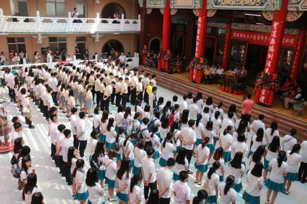 大斗六區成年禮在斗六善修宮舉行，192名學生「轉大人」。（記者詹士弘翻攝）