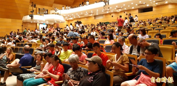 台東演藝廳整建復館,今天首檔演出,觀眾席幾乎坐滿。(記者黃明堂攝)
