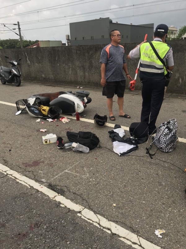 通霄慈后宮陸橋旁機車追撞，女騎士差點嚇暈。（記者蔡政珉翻攝）