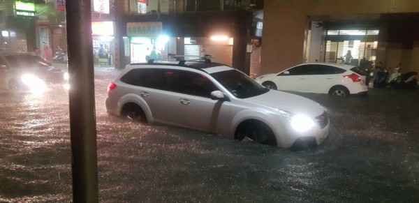 基隆市中正區義一路、信五路口，水淹半個輪胎高。（記者林欣漢翻攝）