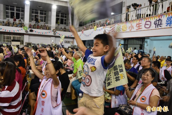 民進黨百工百業挺改革雲林場，一名小朋友跟著父母參加，賣力為李進勇加油。（記者黃淑莉攝）