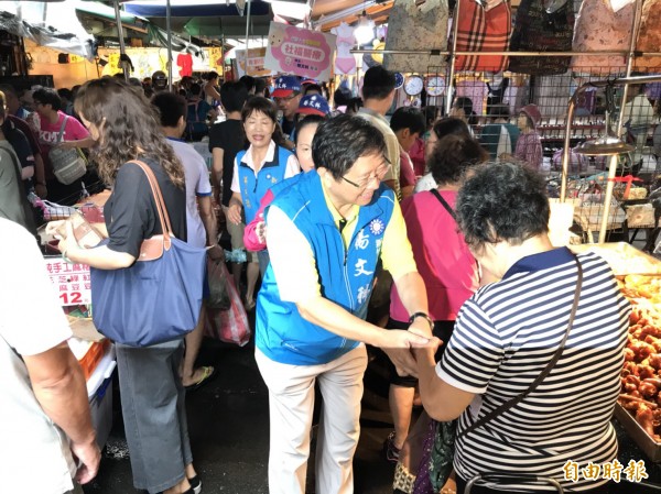 國民黨新竹縣長参選人楊文科（中）今天一大早走入常民生活的核心區～傳統市場拜票，希望透過握手、鞠躬、道早問好，加深鄉親印象葉更爭取到支持。（記者黃美珠攝）