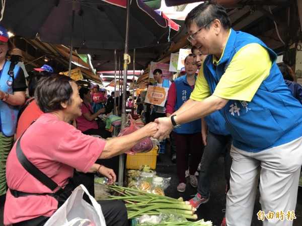 國民黨新竹縣長参選人楊文科（右）今天一大早走入常民生活的核心區～傳統市場拜票，希望透過握手、鞠躬、道早問好，加深鄉親印象葉更爭取到支持。（記者黃美珠攝）