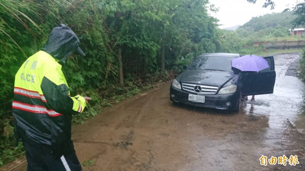 賓士車受困水中，所幸水已退去，車內人員無傷。（記者吳昇儒攝）