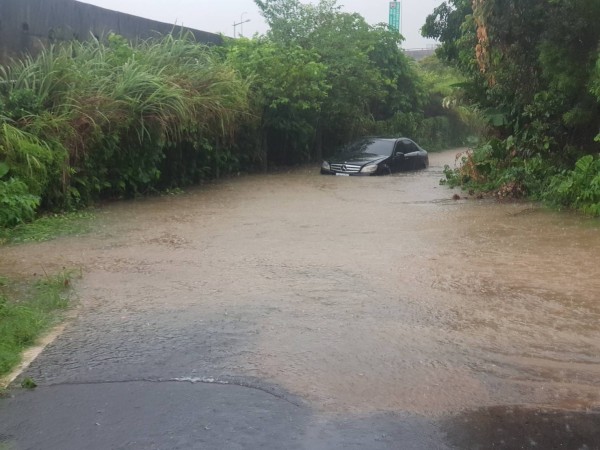 賓士車受困水中，水一度淹到擋風玻璃。（記者吳昇儒翻攝）