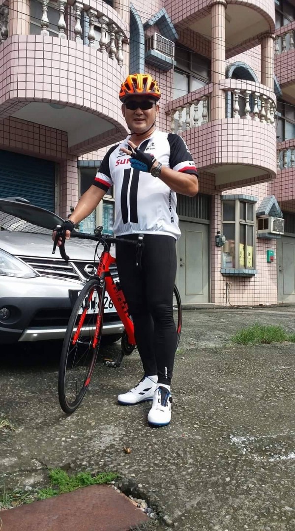 山區連續午後強降雨，來自苗栗的林姓女子駕車受困東山山區，因地處偏遠，道路救援不願前往，東原派出所副所長鄭光育獲報趕往，找來拖吊車協助林女脫困，林女與家屬感謝不已。（記者王涵平翻攝）