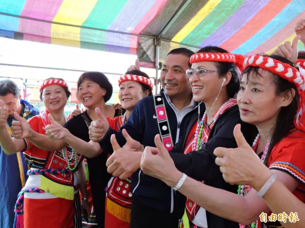 國民黨新北市長參選人侯友宜與原住民朋友熱情互動。（記者賴筱桐攝）